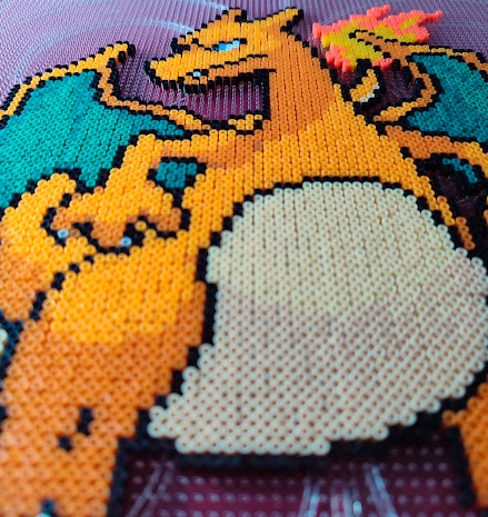 Figura pixel art de Charizard con Artkal beads